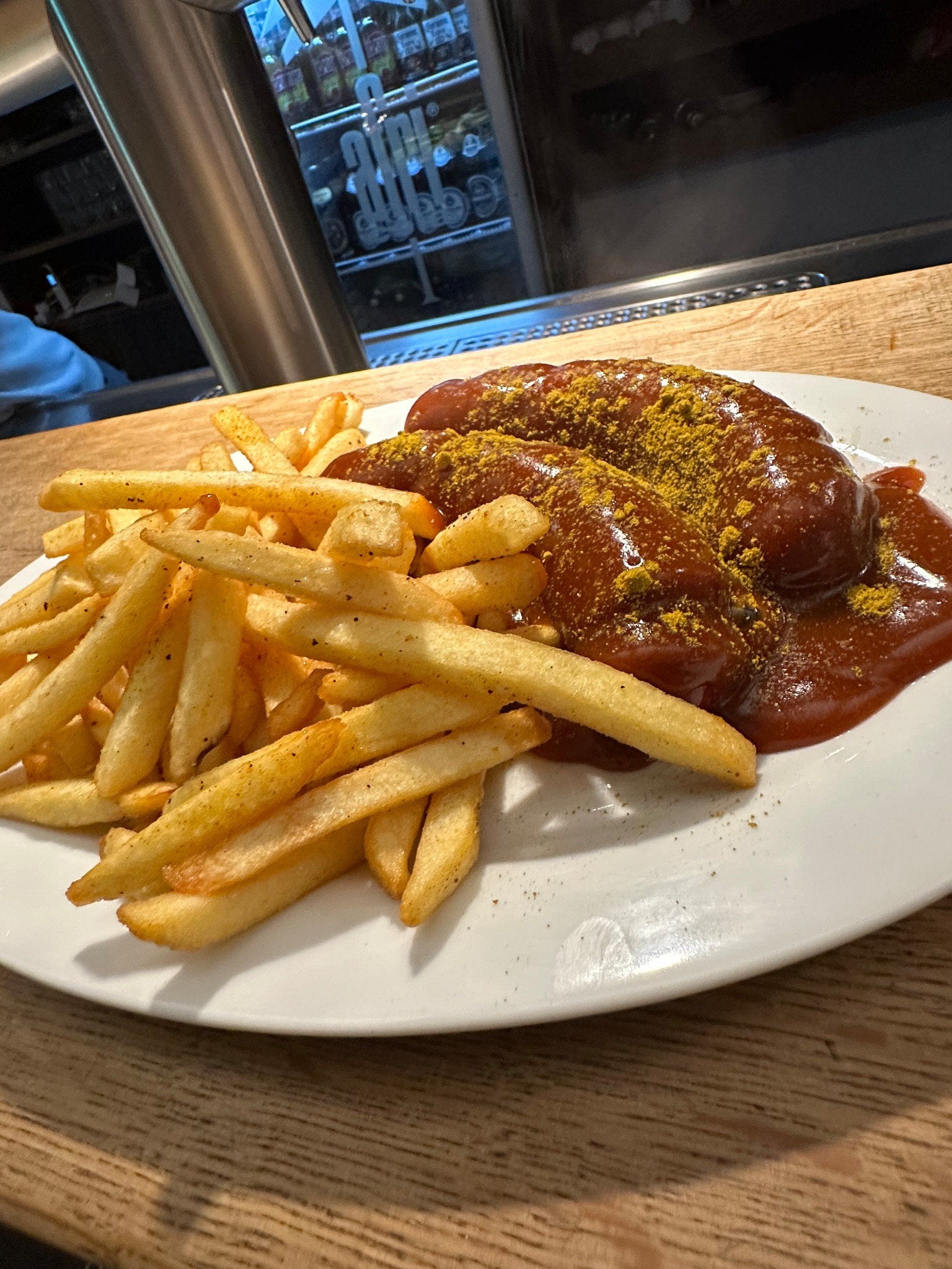 Currywurst mit Pommes